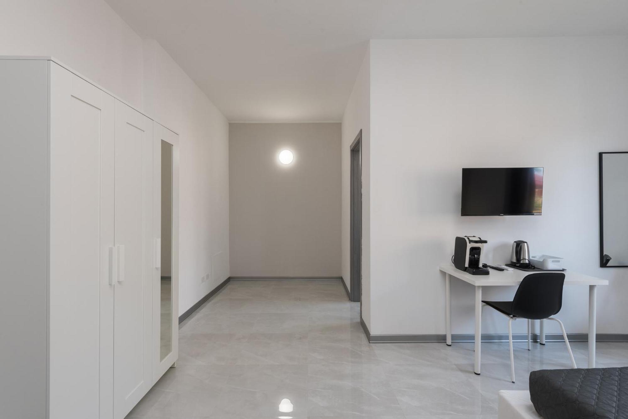 Travelershome Ciampino Airport Guesthouse 600M To Airport Bagian luar foto