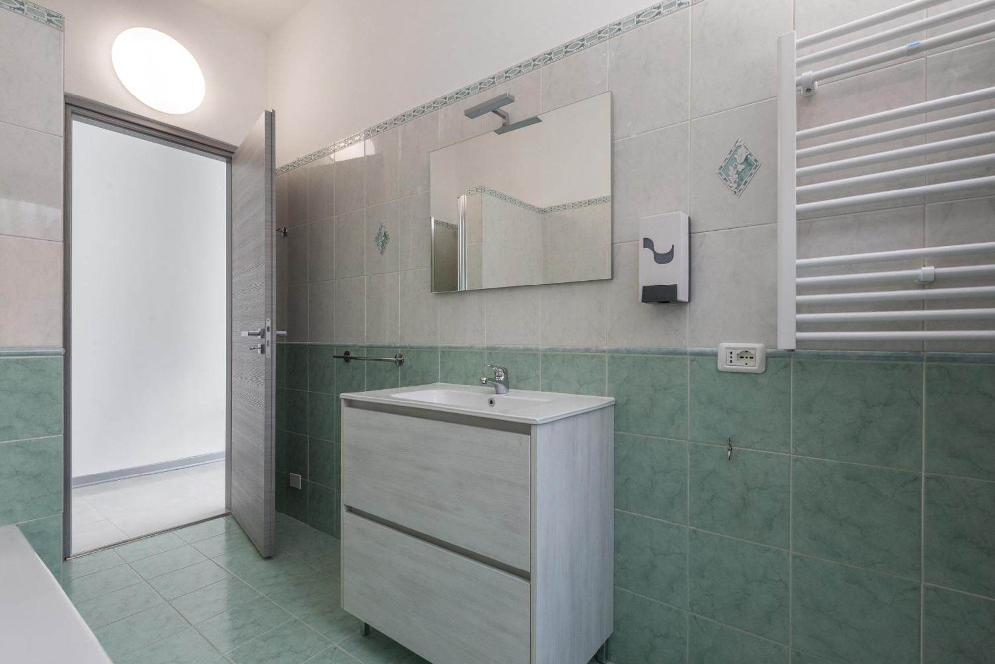 Travelershome Ciampino Airport Guesthouse 600M To Airport Bagian luar foto